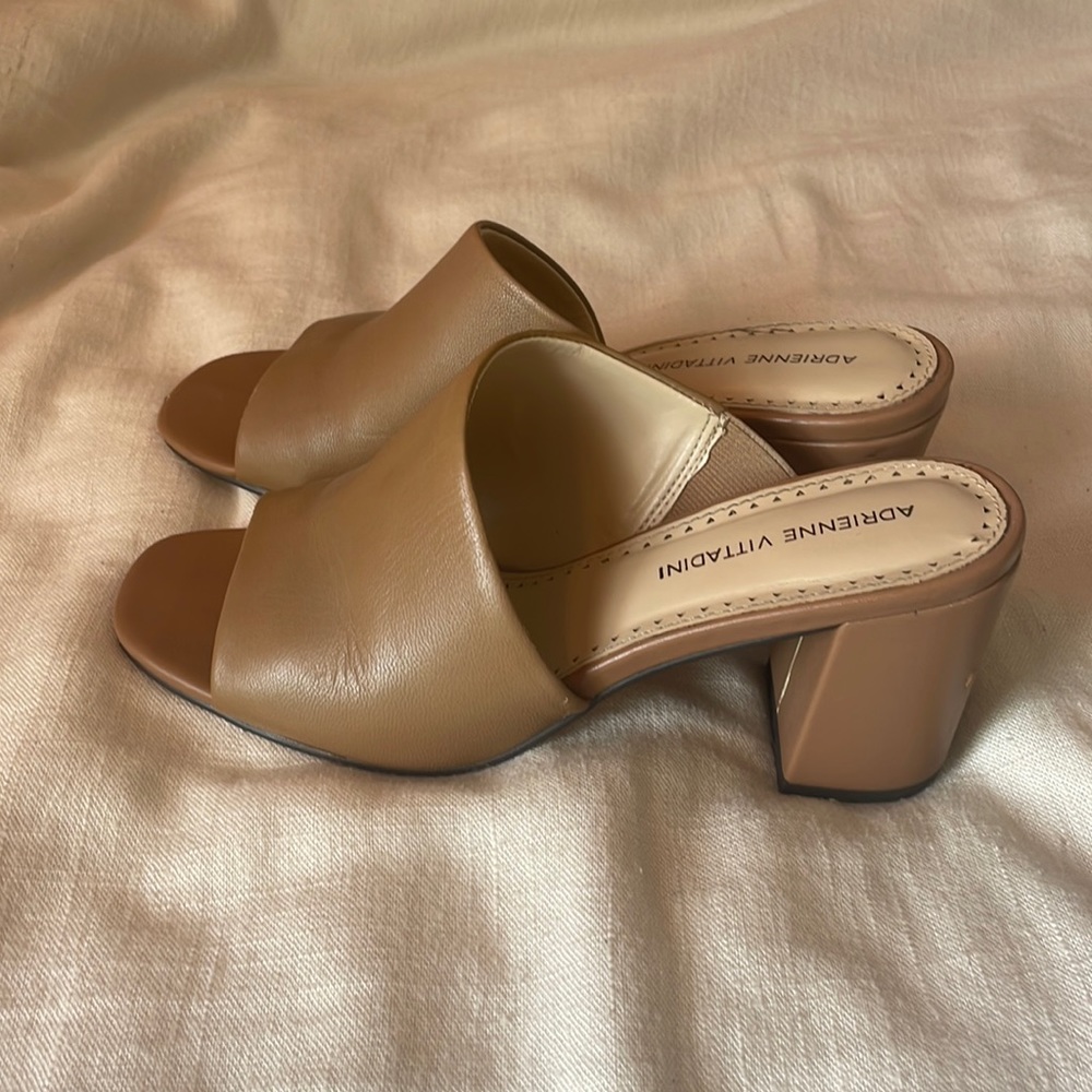 Tan/nude size 7.5 Adrienne Vittadini heels